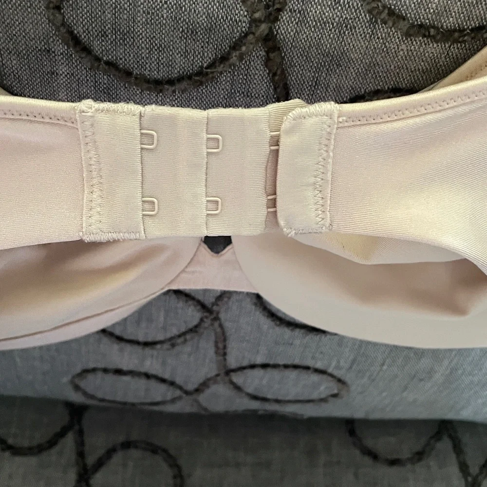 Lilyette Bra nude 38D .  Unpadded underwire style.  Adjustable straps.  EUC - Picture 8 of 12